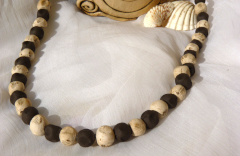 Keramik Kette mit schwarzen und weissen Perlen mit Muschel Muster