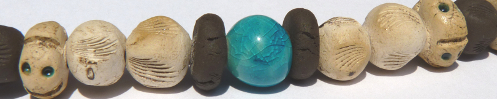 Keramik-Perlen, weiÃŸer Ton mit Muschel-Muster, Perlen in TÃ¼rkis, Scheibchen aus schwarzem Ton, unglasiert, Scheibchen mit Muster