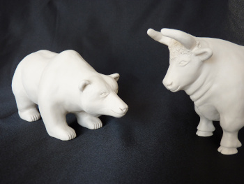 Bulle und Bär, Skulpturengruppe, Symbole für Finanzmärkte, Figurenpaar in weißer Keramik, unglasiert belassen