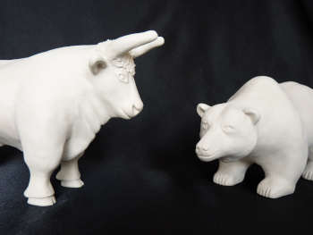 Bulle und Bär, Figurenpaar, Börsensymbole, Skulpturen handgearbeitet in weißer Keramik, unglasiert