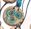 Keramik-Anhänger, weißer Ton, blau glasierte Muschel-Spiralen, Baumwolle-Kordel